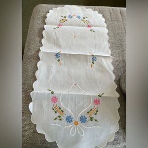 Vintage colorful Linen Table Runner Embroidered Floral Flowers Scalloped Edge